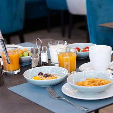 frühstückskaffee in thermoskanne obstsalat mit müsli und joghurt und ein glas orangensaft für einen gesunden start in den tag