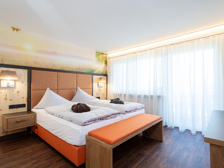 neue-helle-moderne-2-raum-suite-mit-vinylboden-oranger-einrichtung-kuscheligen-leihbademantel