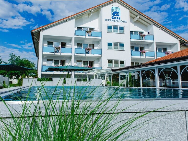Außenansicht inklusive Pool des Thermenhotel Gass in Bad Füssing.