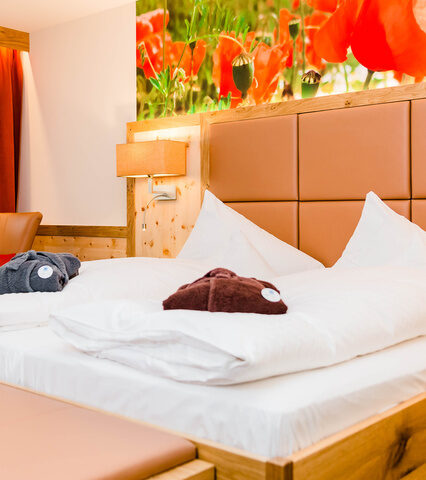 modernes-deluxe-hotelzimmer-mit mohnblumen-geschmackvollen-moebeln-in roten-design