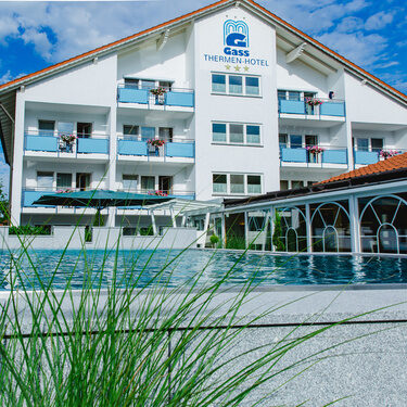 Hausansicht Thermalhotel Gass mit Blick auf den Pool im Hintergrund der Wintergarten