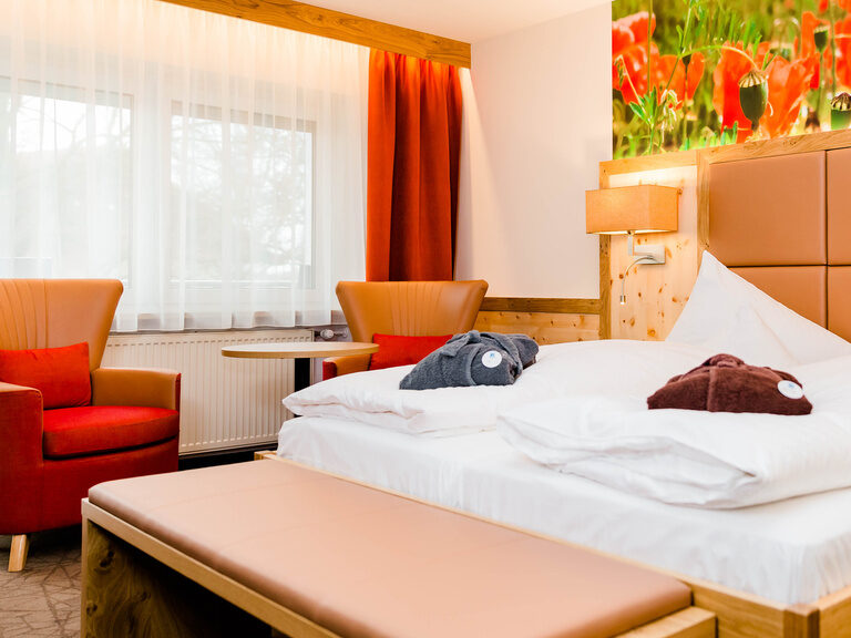 modernes-deluxe-hotelzimmer-mit mohnblumen-geschmackvollen-moebeln-in roten-design