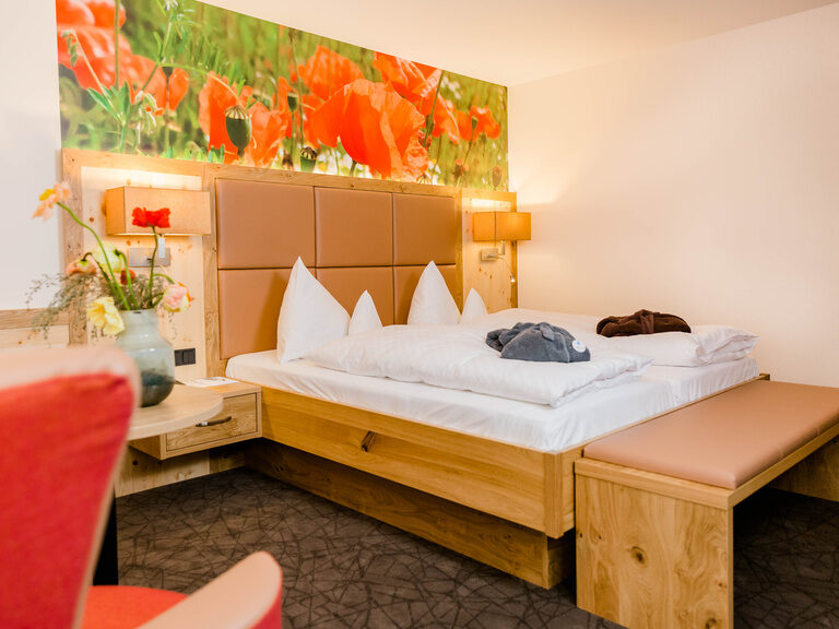seitenansichte deluxe-zimmer-mit-mohnblumen gemütlich in rot und braun gehaltene leder überzüge