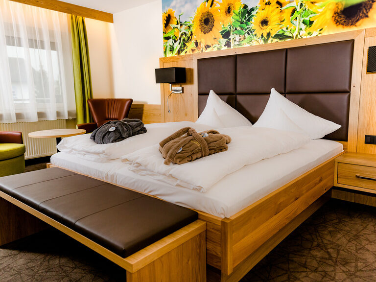 helles-holz-laedt-im deluxezimmer-mit-sonnenblumendekor-zum-erholsamen-schlafen-ein