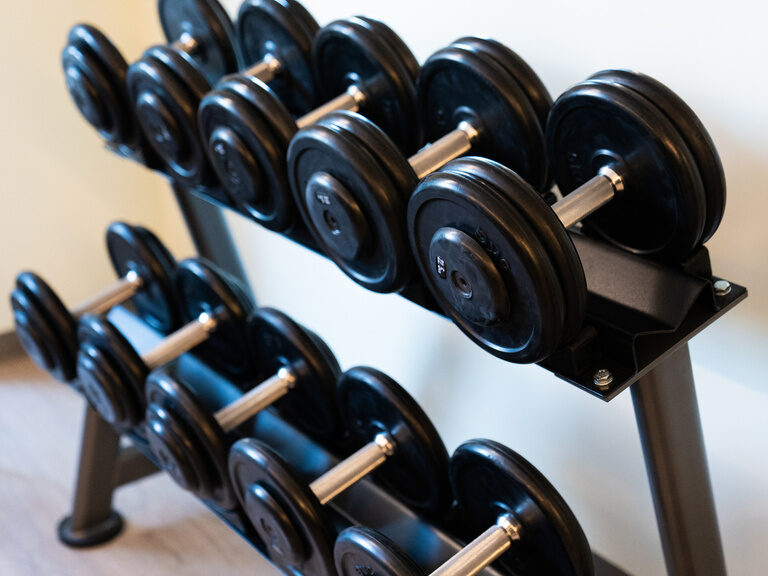 unser-fitnessraum-mit-den-neuen-hanteln-für-ein-cardio-und-krafttraining-weitere-geräte-stehen-zur-verfuegung