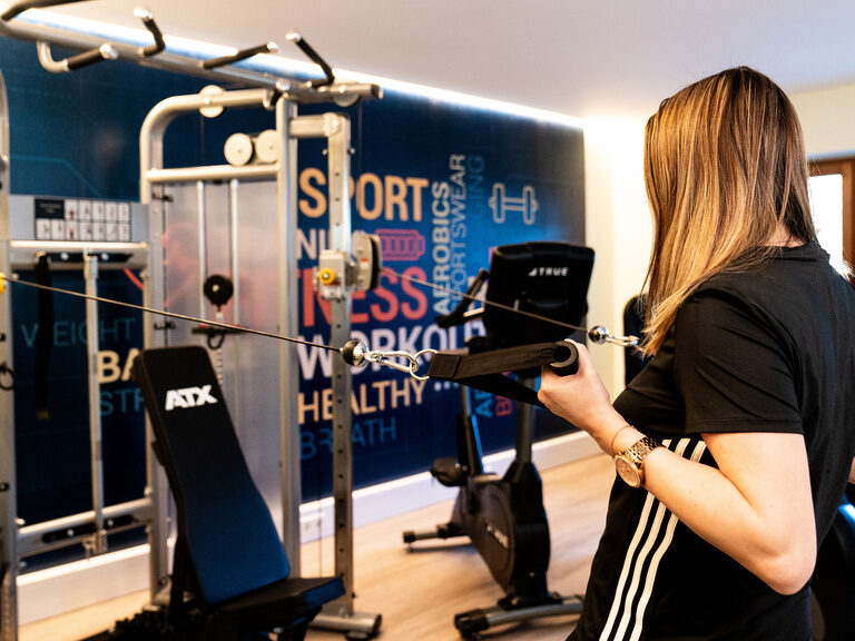 kraftraining an unserem hantelturm mit blick auf das fitnessrad