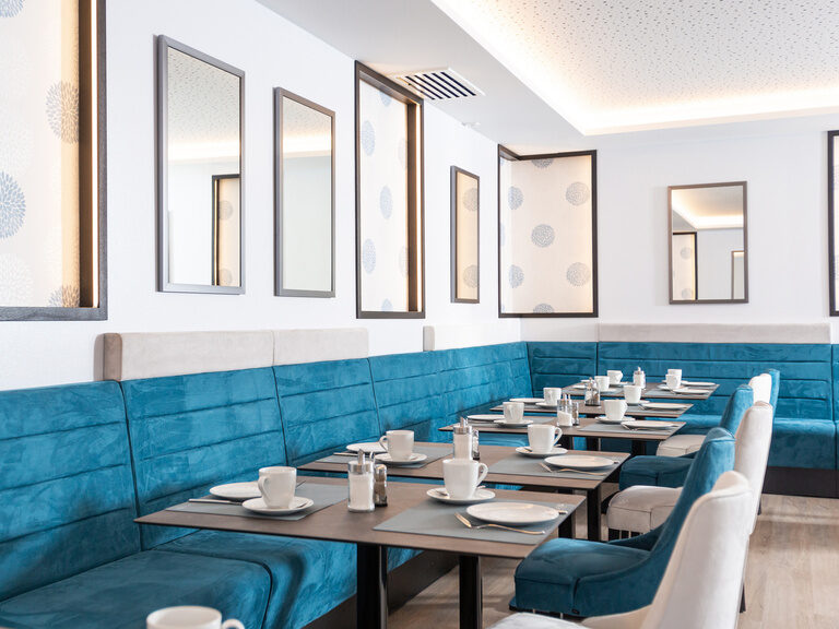 lichtdurchfluteter-fruehstuecksraum-mit-gedeckten-tischen-laedt-zum ausgiebigen-fruehstuecken-ein