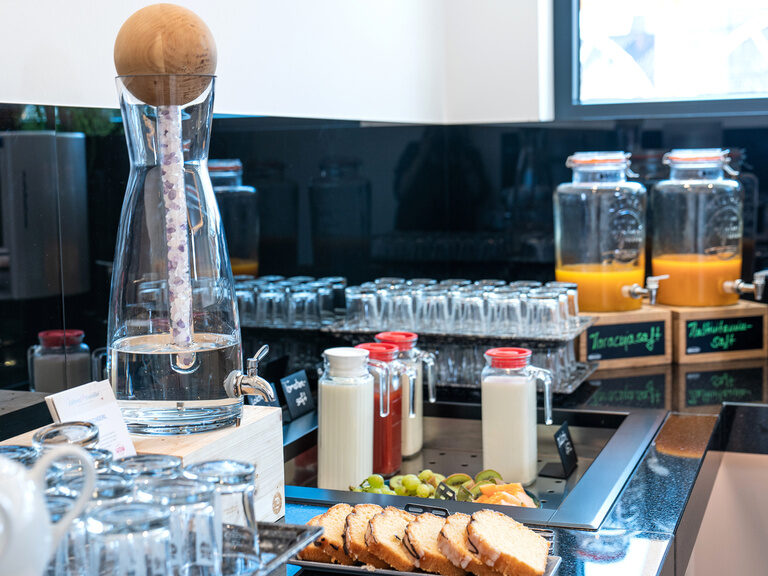 gesundes zirbenwasser ein glas kalte milch fruchtiger tomatensaft oder sandkuchen vom regionalen bäcker