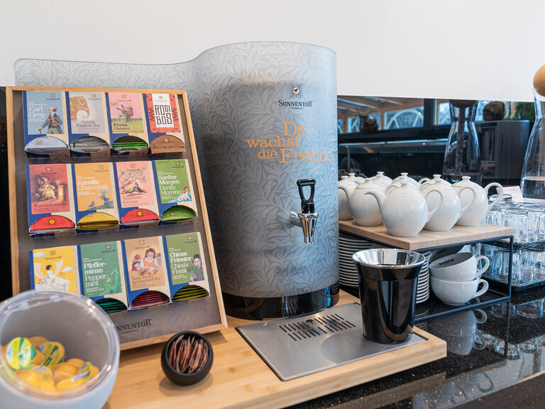 koestlicher tee von der firma sonnentor an unserer teestation in großer auswahl nach jedem geschmack