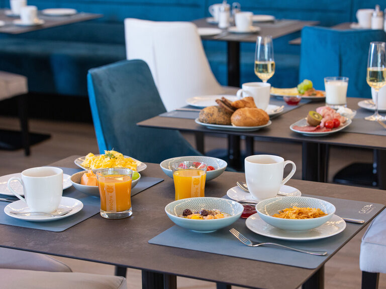 leckeres vital frühstück mit müsli frischem obst cornflakes saft rührei