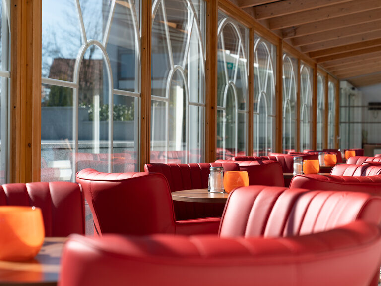 herrlicher lichteinfall mit blick über die roten stühle in unserem wintergarten